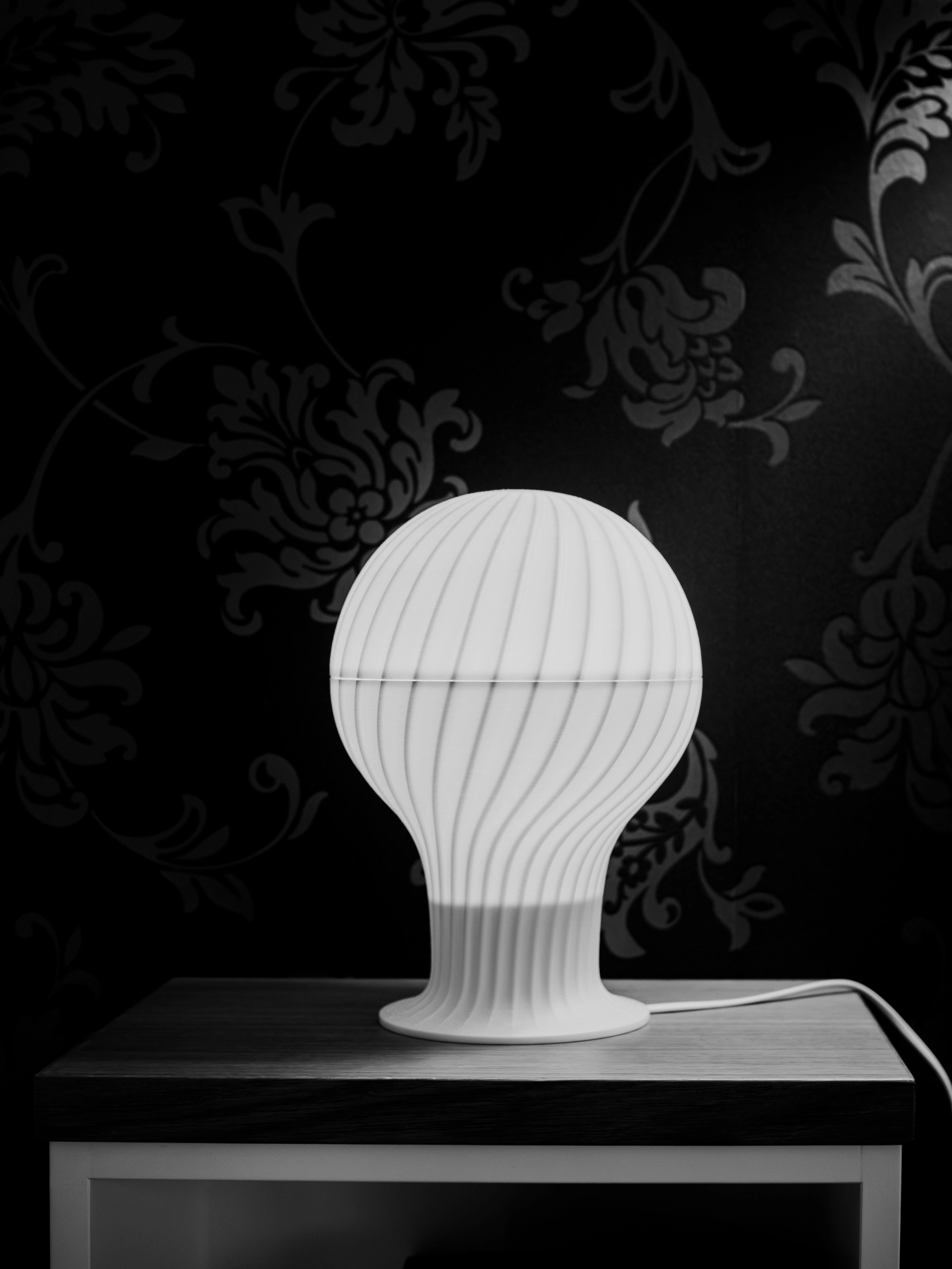 Detall de patrons ondulats a l’ombra de Spheris, transició de llum càlida a neutra (2024). | © Sergi Batlle